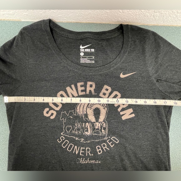 Nike NCAA Oklahoma “Sooner Born Sooner Bred” Scoop Neck Tee Women’s Small Gray - Picture 3 of 7